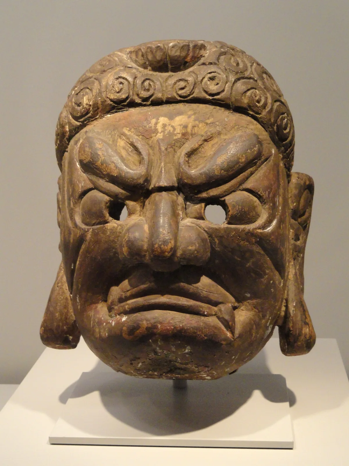 Máscara de Noh que representa a Fudō Myōō, tallada en madera con restos de color, de los siglos XV–XVI.