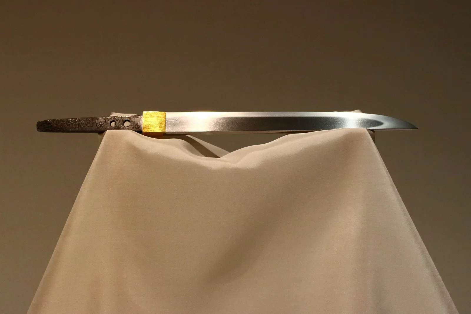 Tantō Atsu Tōshirō, obra de Awataguchi Yoshimitsu, de perfil grueso y hoja sin apenas curvatura.